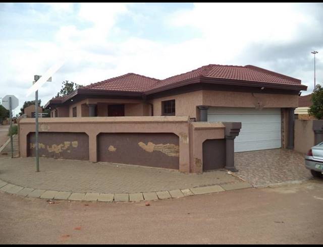 3 BEDROOM HOUSE FOR SALE IN REFILWE